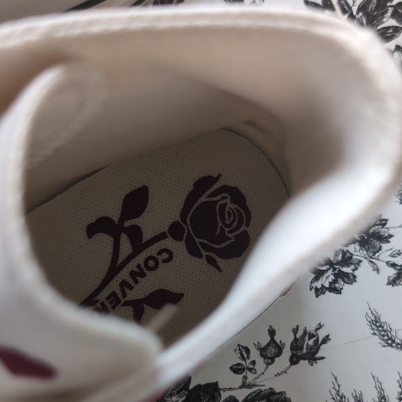 White High-Top Sneakers with Red Roses 🌹 - Picture 8 of 10